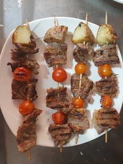 Una foto de Pincho de carne y tomate cherry 🥩🍅