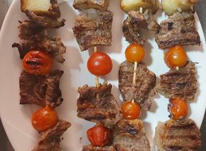 Una foto de Pincho de carne y tomate cherry 🥩🍅
