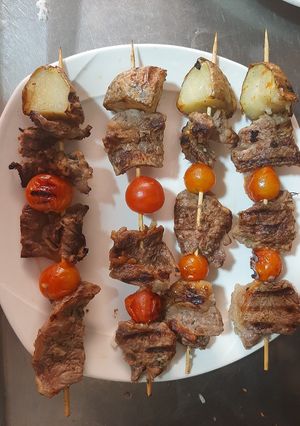 Una foto de Pincho de carne y tomate cherry 🥩🍅