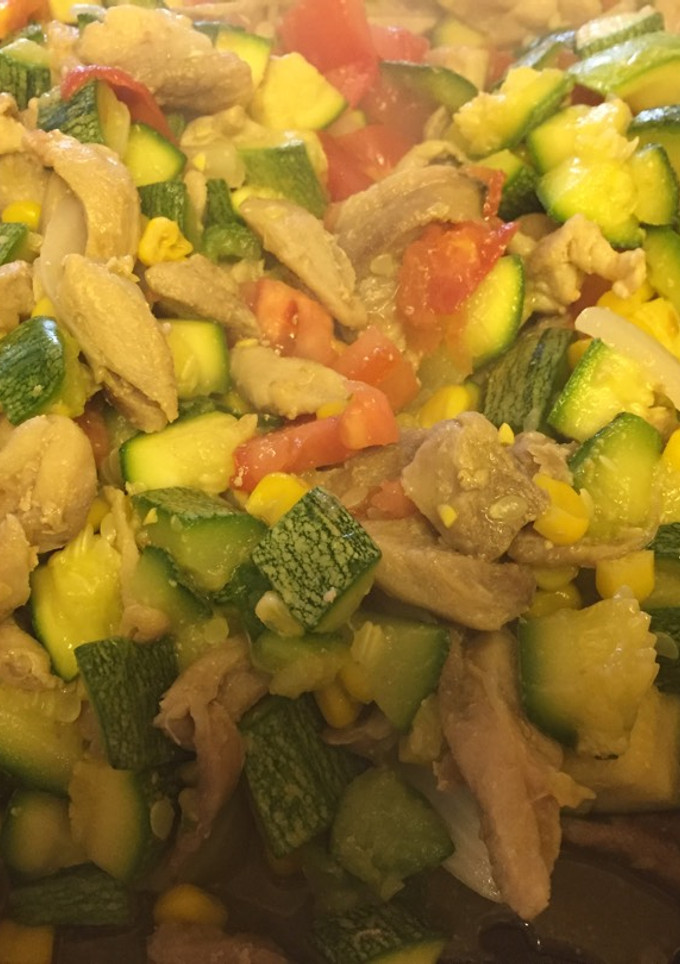 Una foto de Calabacitas con pollo y elote a mi estilo. 😋😋