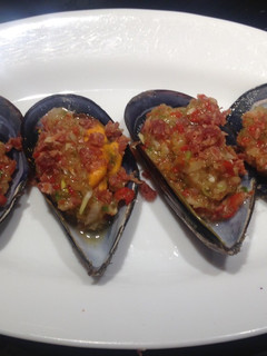 Una foto de Mejillones con picadillo y virutas de jamón serrano
