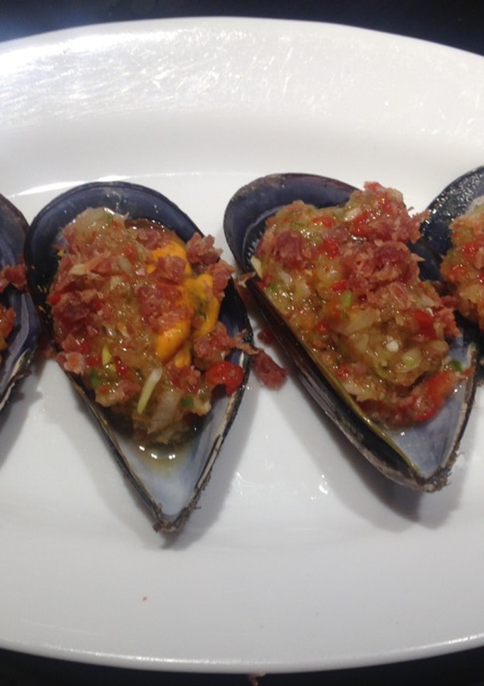 Una foto de Mejillones con picadillo y virutas de jamón serrano