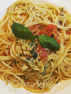 Una foto de Espaguetis con salsa de tomate y pesto🍝👌😋