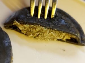 Una foto de Sorrentinos con tinta de calamar en su masa