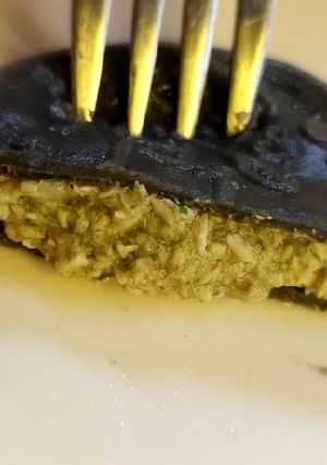 Una foto de Sorrentinos con tinta de calamar en su masa