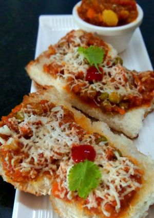 पाव भाजी चीज़ टोस्ट (pav bhaji cheese toast recipe in Hindi) रेसिपी मुख्य फोटो
