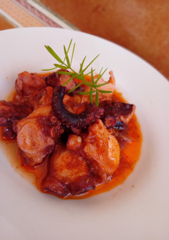 Una foto de Pulpo en salsa de tomate