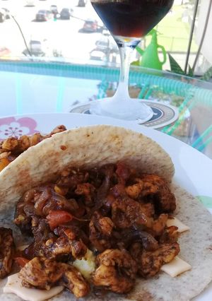 Una foto de Tacos Jägermeister de Pollo y cherrys 🌮🍷