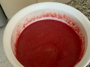 Una foto de gazpacho de betabel