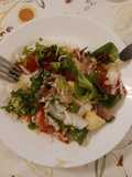 Salada rica de alface com maçã e nozes