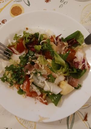 Foto de Salada rica de alface com maçã e nozes
