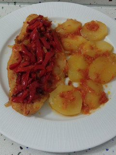Una foto de Mero al horno con patatas y pimientos