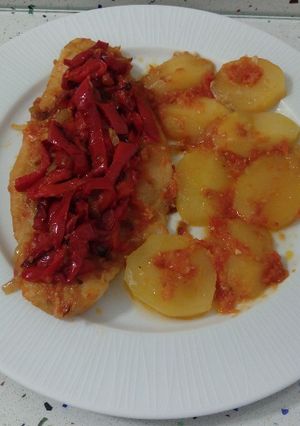 Una foto de Mero al horno con patatas y pimientos