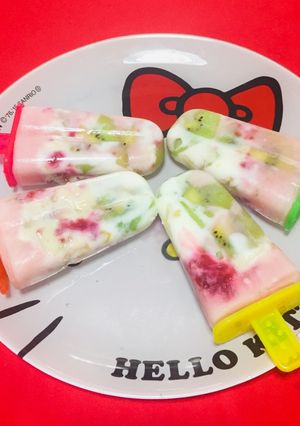 Una foto de Paletas Heladas marmoleadas con frutas