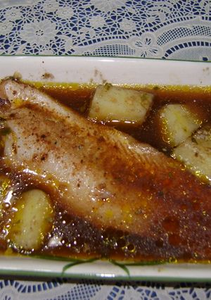 Una foto de Merluza en salsa de cola y cubos de papa al jenjibre