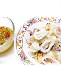 รูปของ 🦑🌶️ปลาหมึกย่าง+น้ำจิ้มซีฟู้ด - Grilled squid + seafood sauc