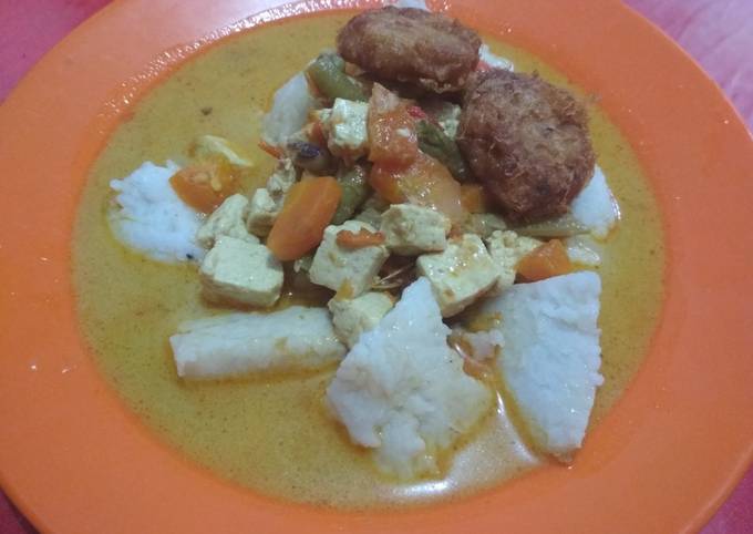 Sayur lodeh tahu teman ketupat