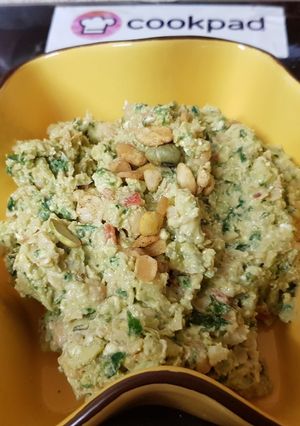 A picture of My Garlic Chic pea & Avacado dip. 🙄.