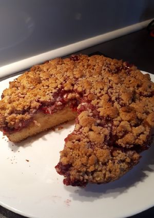 Une photo de Gateau framboise et chocolat blanc façon crumble