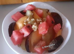 Foto di Macedonia estiva, con marsala secco, buccia di limone, miele e cannella