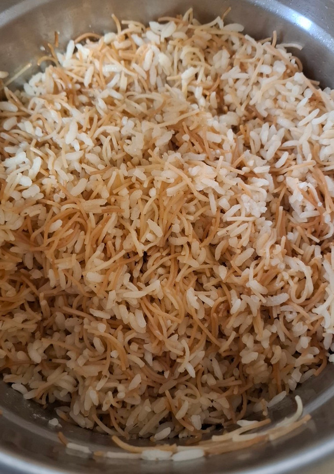 Una foto de Arroz con fideos