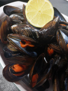 Una foto de Mejillones con limón