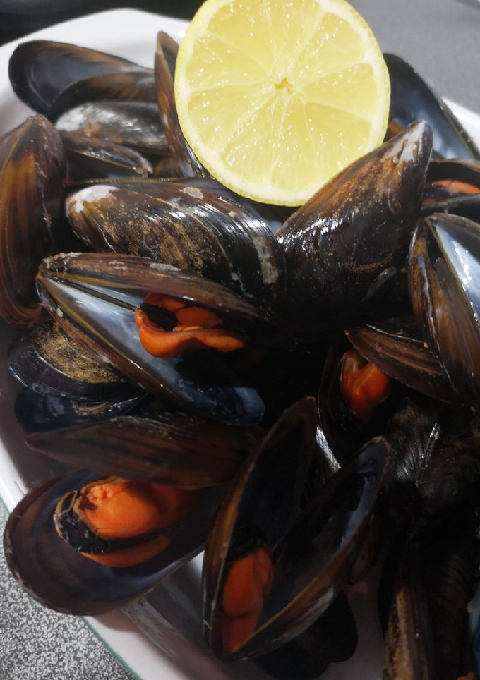 Una foto de Mejillones con limón