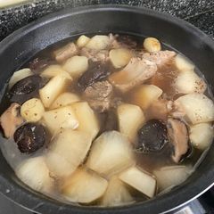A picture of Pork rib soup with daikon.
