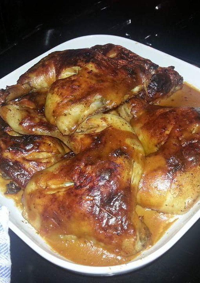 Una foto de Muslos de pollo al horno en salsa