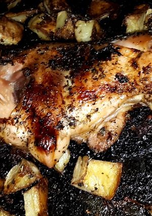 Una foto de Patas y muslo + alitas  con papas