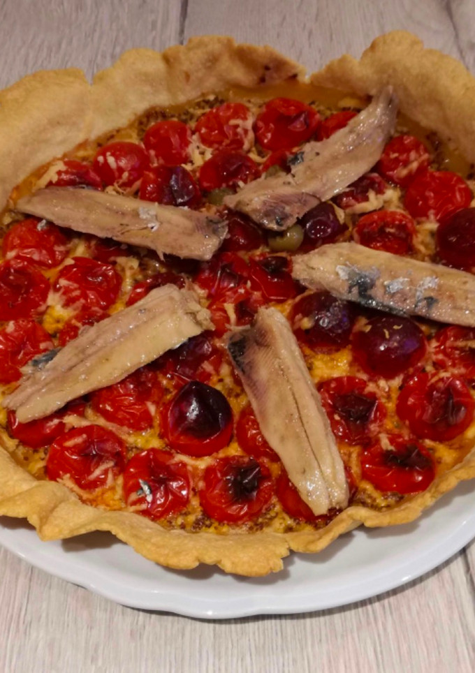 Una foto de Tarta de tomate cherry con sardinas