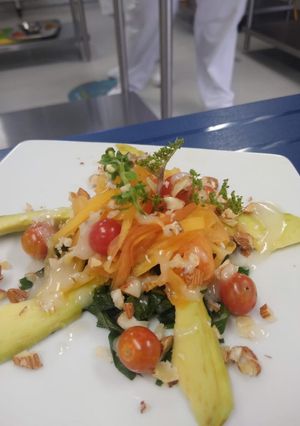 Una foto de Ensalada de aguacate, bledo y papaya pintona