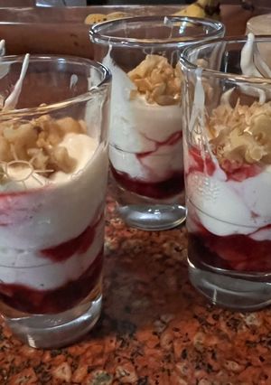 Una foto de SHOT de YOGURT GRIEGO con FRUTOS ROJOS y NUECES sin azúcar agregada