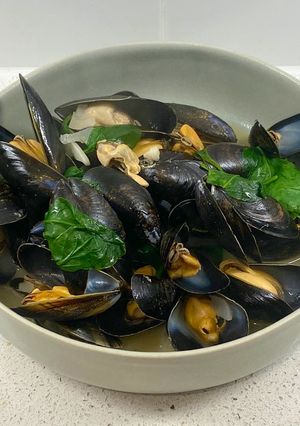 A picture of Mussels in a white wine, butter, garlic and parsley sauce.