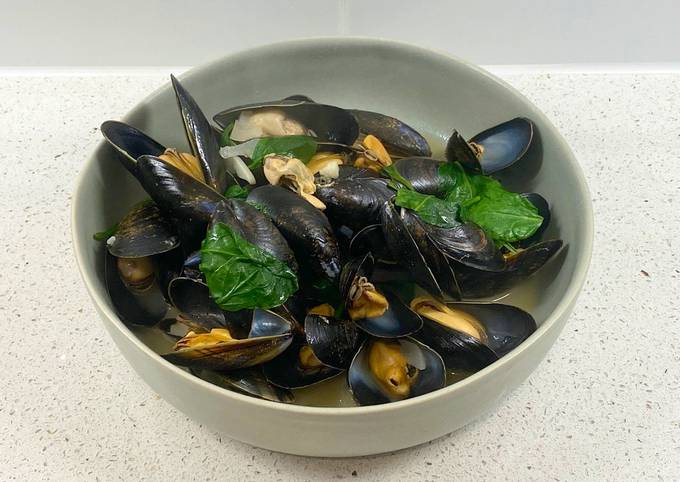 Easiest Way to Make Quick Mussels in a white wine, butter, garlic and parsley sauce