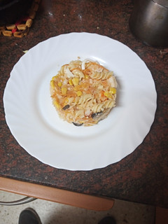 Una foto de Ensalada de pasta corta con marisco y verduras