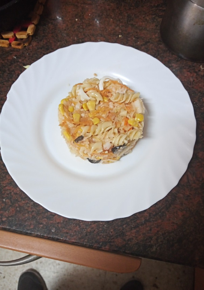 Una foto de Ensalada de pasta corta con marisco y verduras