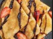 Una foto de postres crepas