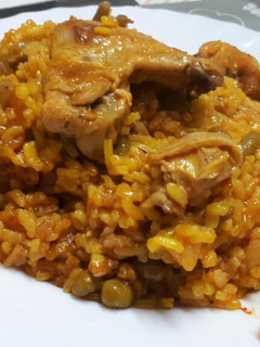 Una foto de Arroz, conejo y pollo