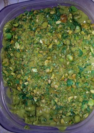 A picture of Avocado pudding with wossabi peas.