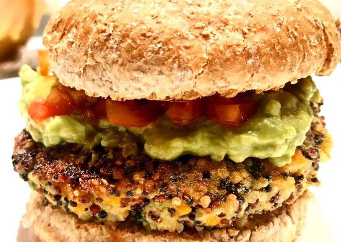 Burger di quinoa con crema di avocado, maionese fatta in casa e pomodorini