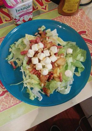 A picture of Easy and tasty salad with apple, bacon and boursin.
