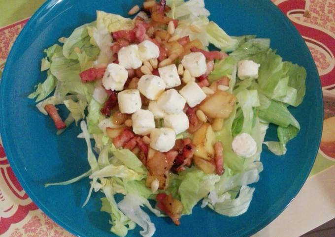 Easy and tasty salad with apple, bacon and boursin