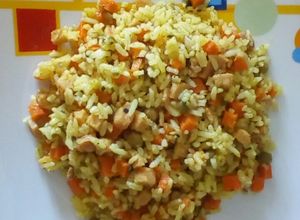 Una foto de Arroz salteado con Chuletas y Vegetales