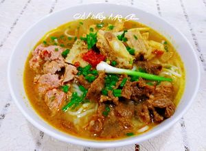 Hình của món Bún bò sườn, tái, nạm.