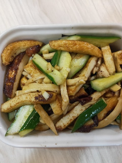 超省時便當菜:甜不辣炒杏鮑菇小黃瓜 的食譜成品照片