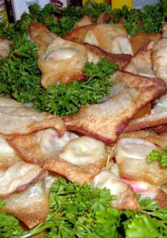 A picture of Crab Rangoon.