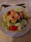 Palta rellena con camarones al ajillo
