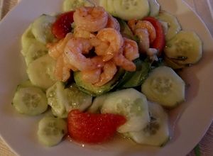 Una foto de Palta rellena con camarones al ajillo