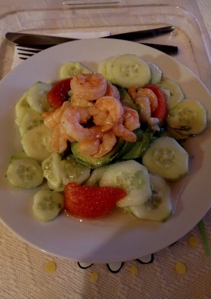 Una foto de Palta rellena con camarones al ajillo